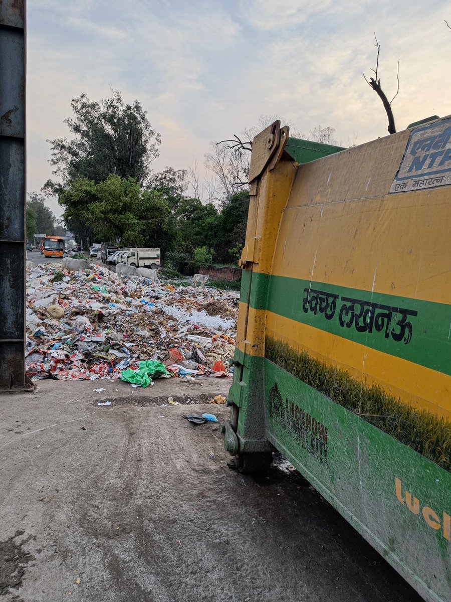 RavindraRane12's tweet photo. गौरी चौराहा लखनऊ का नज़ारा! कूड़े कचरे को गोमाता खा रही ! 😡
@SwachhLMC
#LucknowMunicipalCorporation #SwachhLucknow #SmartLucknow https://t.co/zC1AgS3Ra9