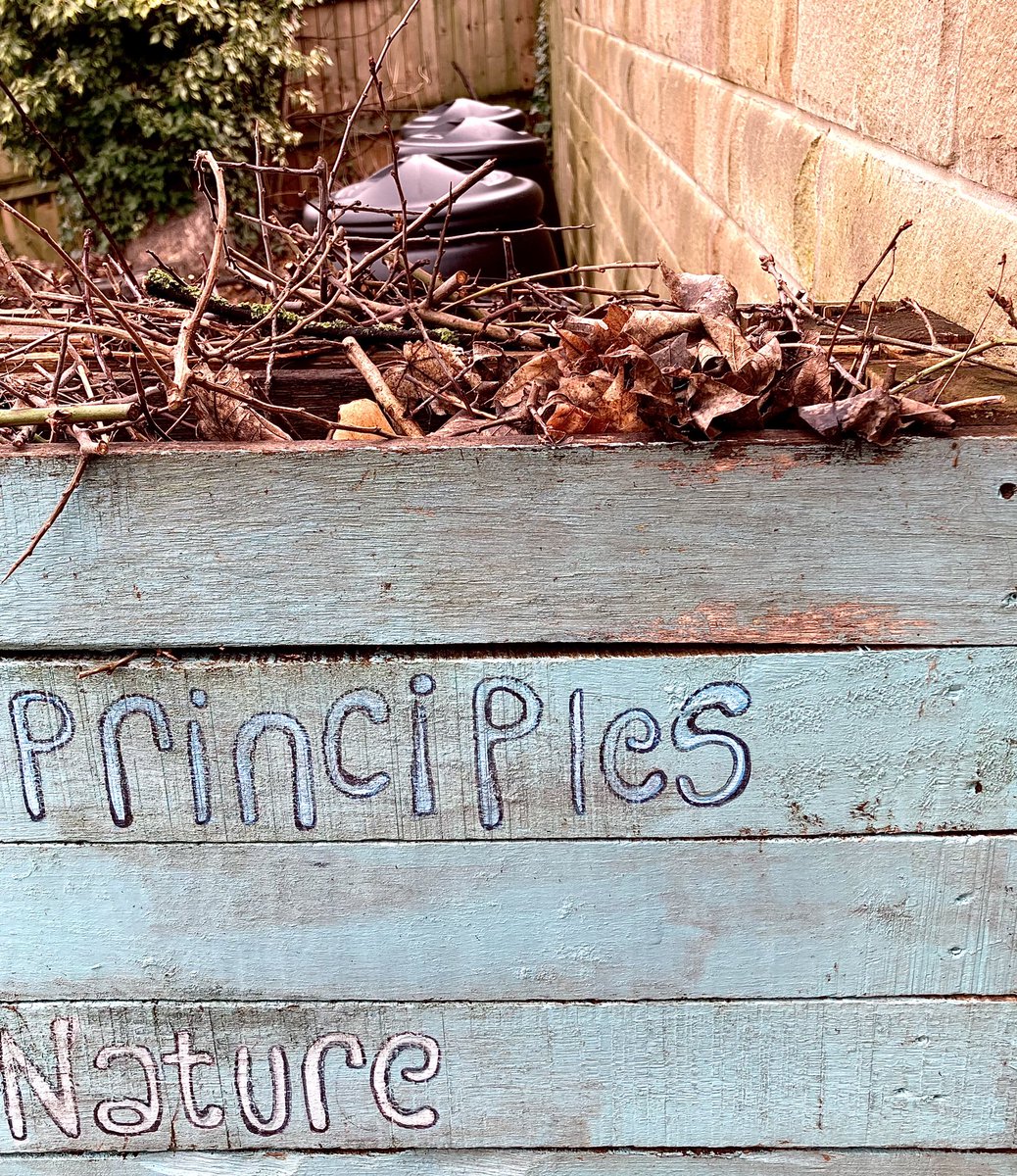 KtPermaculture's tweet photo. Garden notice board/insect habitat space 

#urbanpermaculture #permaculturegarden #insecthabitat #wildlifegarden #palletart #everydaypermaculture #obtainayield #stackingfunctions #saltaire https://t.co/j0PDIrtWAi