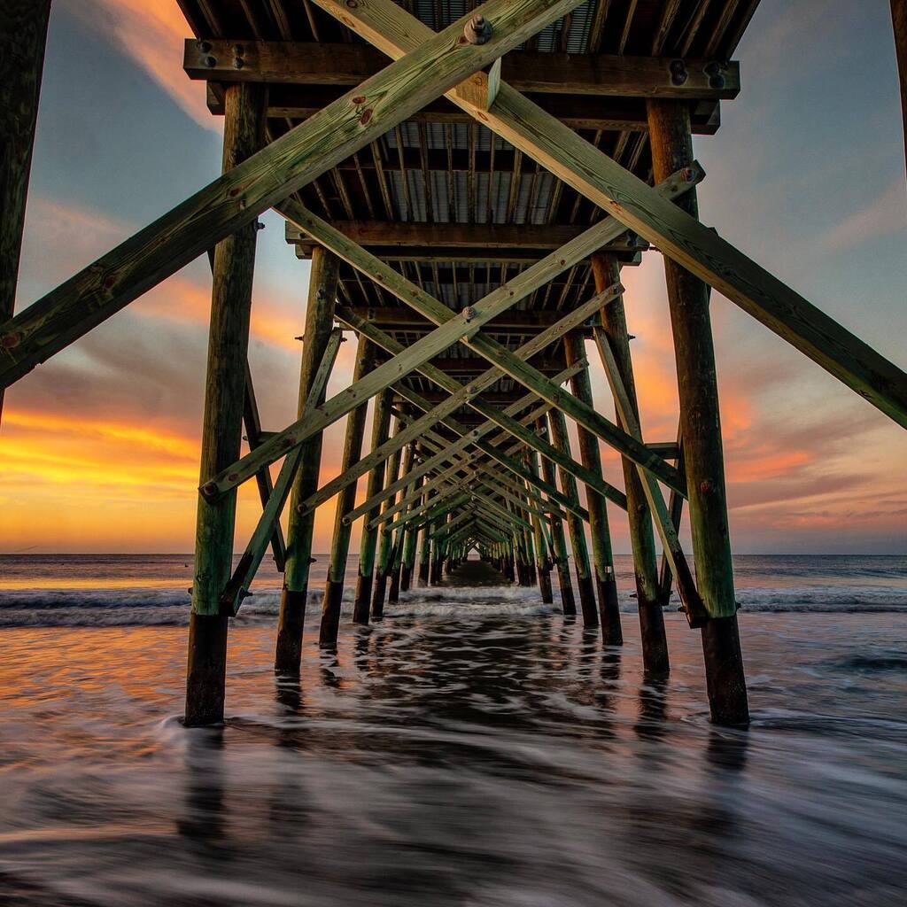 Sunrise under the Pier! #oakislandnc #brunswickcountybeaches #brunswickcountync #oakislandpier #sunrise #sky_brilliance #rsa_light_members #rsa_light instagr.am/p/Cp0CIj0Lcac/