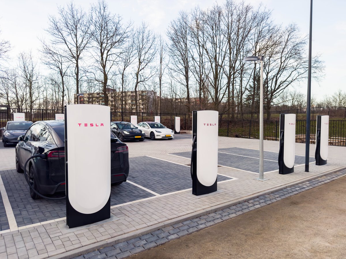 First V4 Supercharger stalls now open in Harderwijk 🇳🇱!

Stalls are equipped with a longer cable, providing easy access for all EVs.