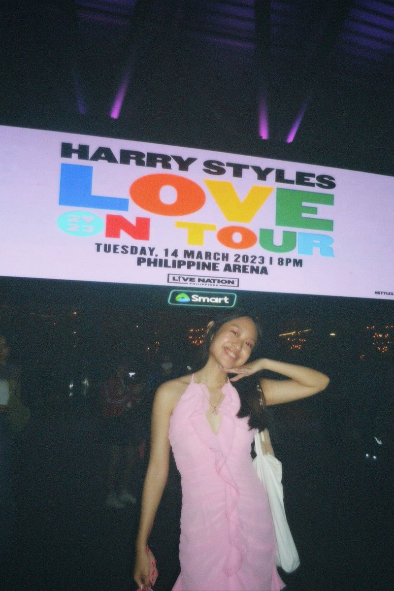 sweetcherriee's tweet photo. lots of ups and downs yesterday but i’ve been blinded of this privilege of a lifetime and i hope i will be blessed again to experience this. thank you harry for everything. i may be ur biggest hater but “at least gwapo ka” HAHAHA i love u man i couldn’t stop thinking about how - https://t.co/x0hBBs9O2g
