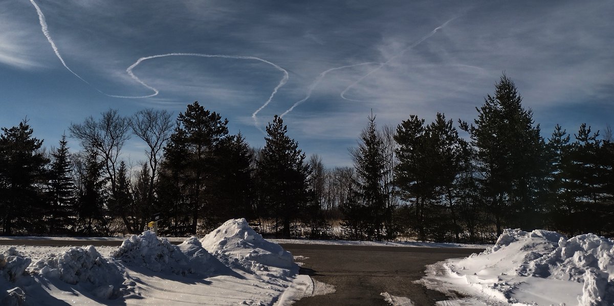 PThomas_Author's tweet image. When you look down your driveway and are glad you drove and didn't fly... #crazyairplane #flightissues #skymarkings #HappyToBeOnTheGround #SpinnerOfYarns #DancesWithWool