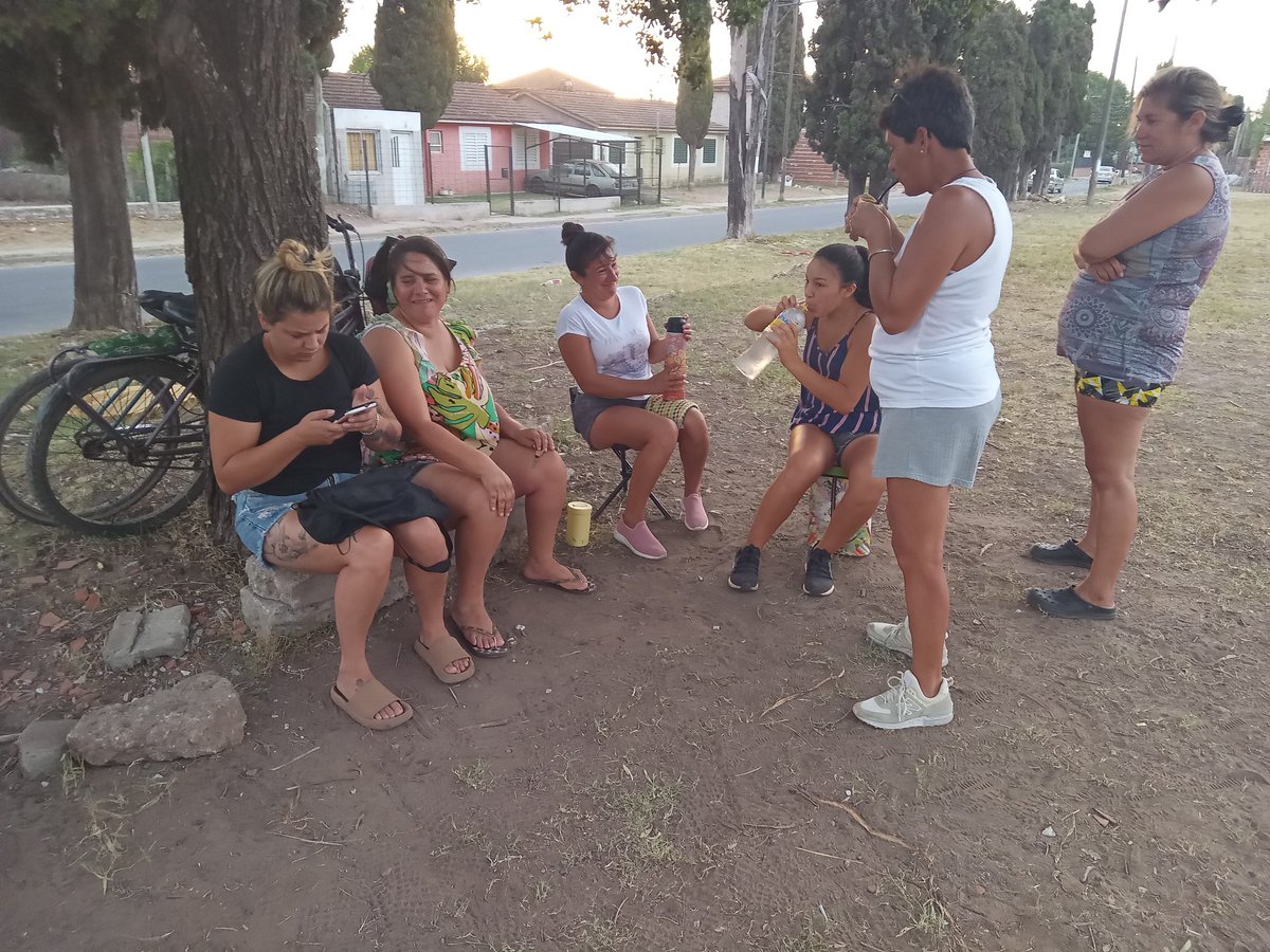 Esperando los dos banquitos pedidos a deportes, dale <a href="/manupassaglia/">Manuel Passaglia</a> , danos una mano