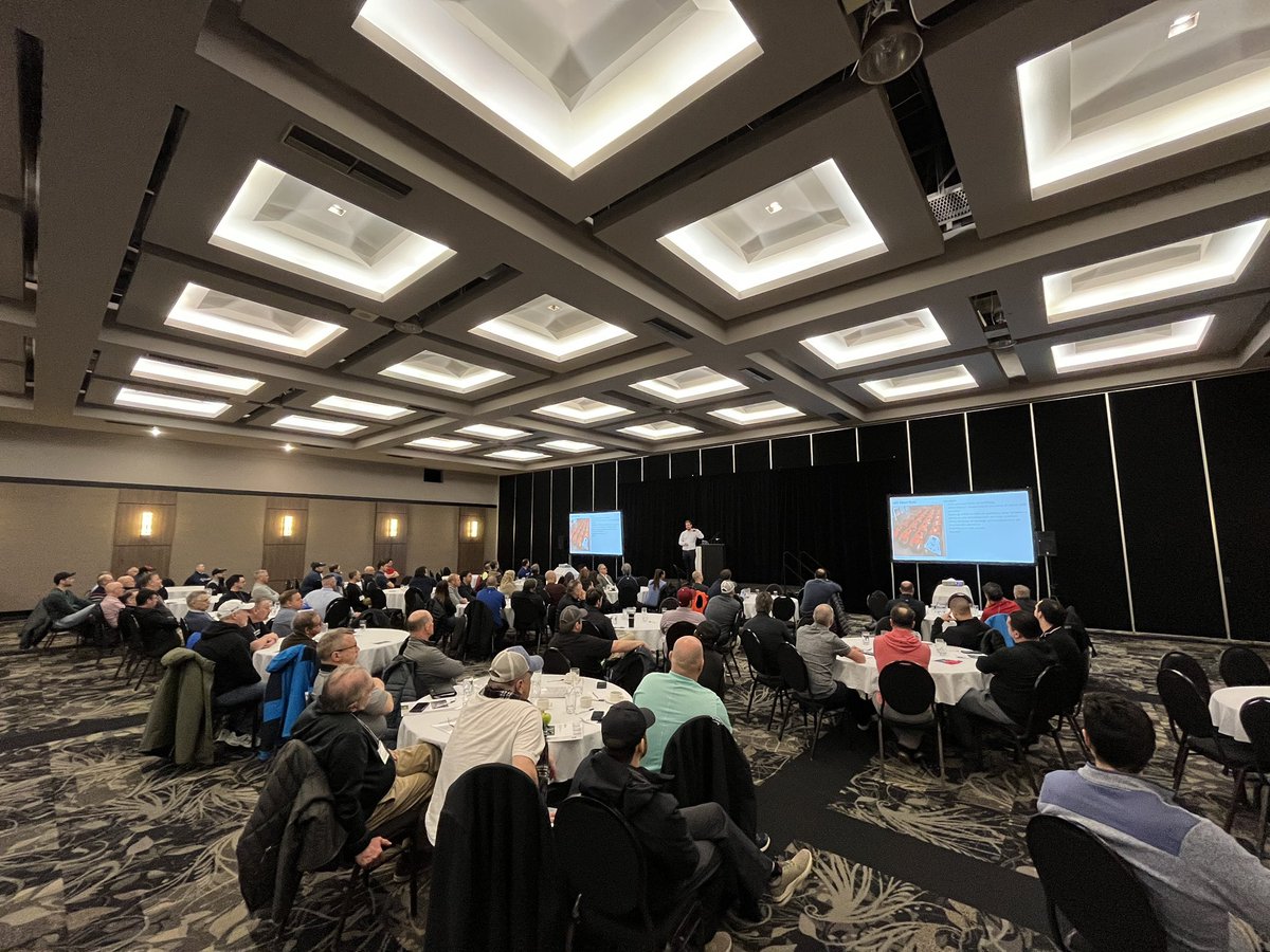Talking robots with <a href="/GkErwan/">GK Erwan 🤖👑</a> at the Quebec Golf Course Superintendents association conference.
