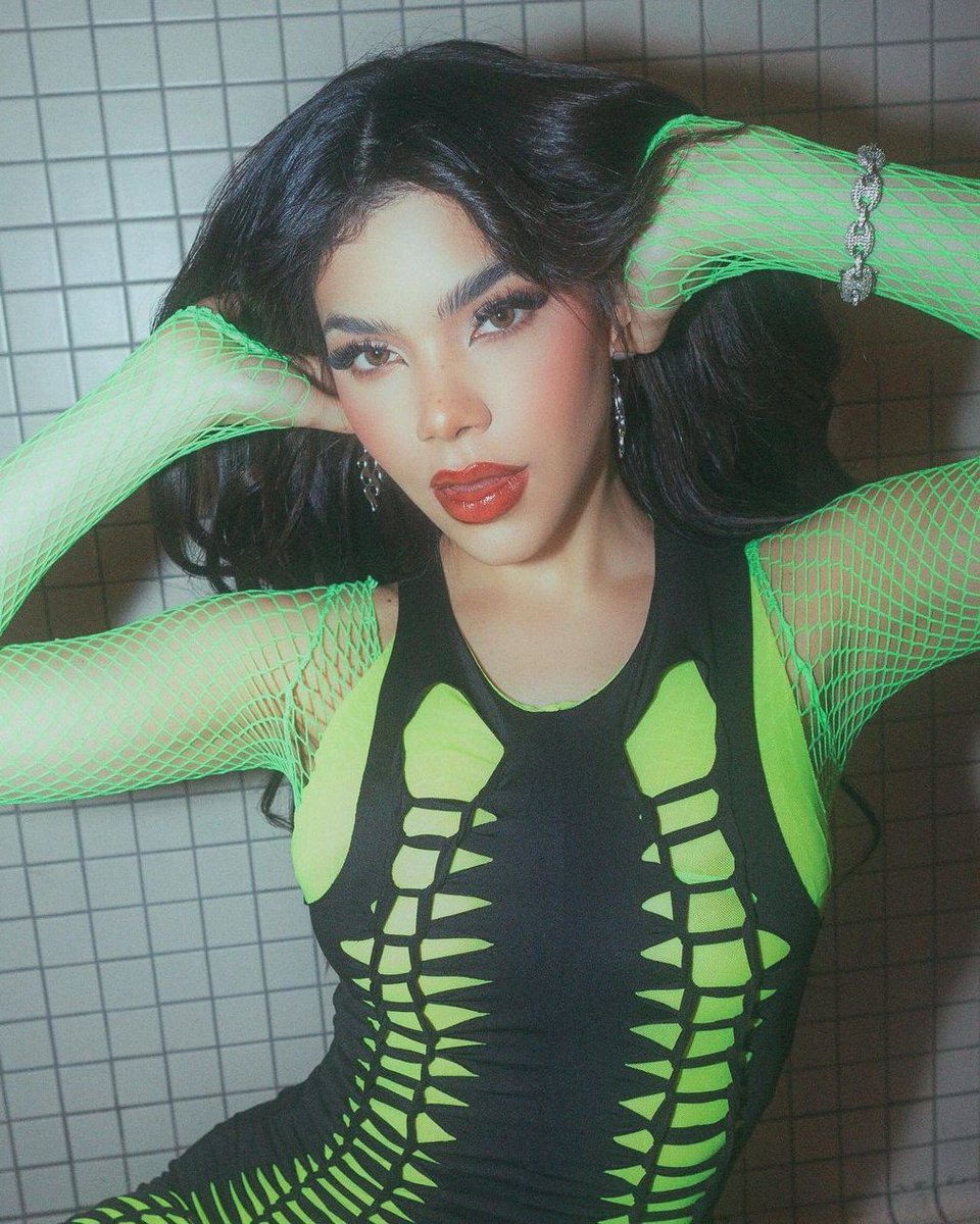 Spotify Update — Oyentes Mensuales:

@KeniaOS — 8,401,278 (+160,209) *new biggest peak in her career*
