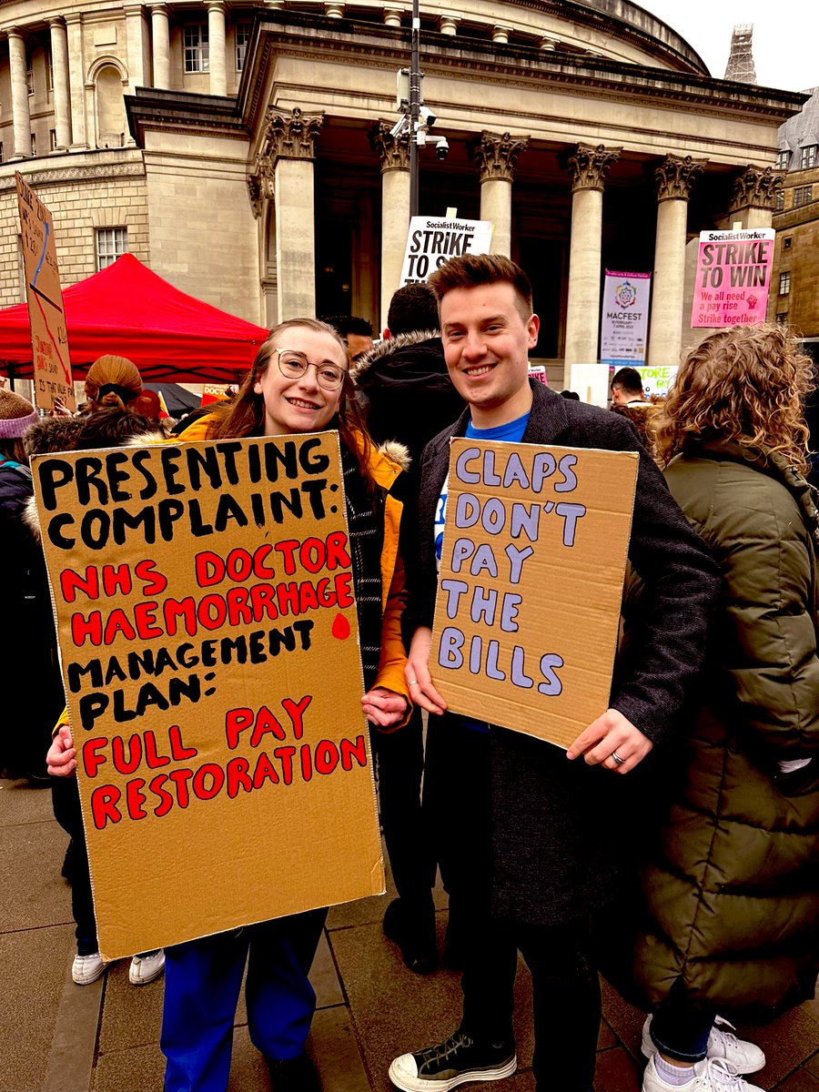 TomGibbons_'s tweet photo. Standing in solidarity with all those on strike today!
#JuniorDoctorsStrikes
@BMA_JuniorDocs https://t.co/yQpEgsqqUf