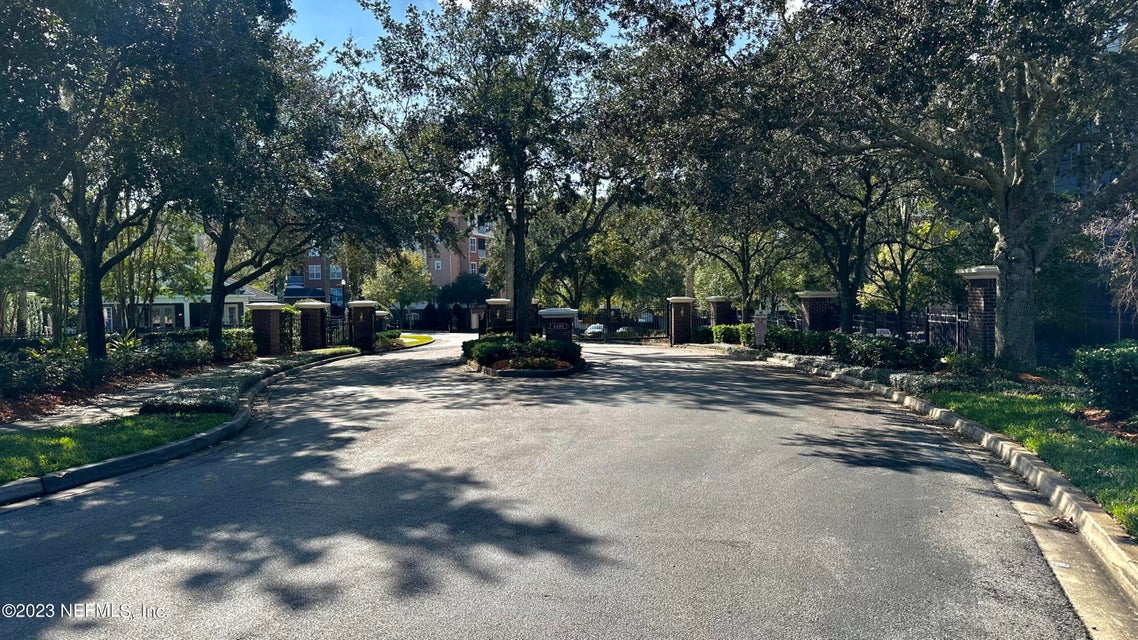 JulieTLee's tweet photo. Ready for a change? This 2 BD/ 2 BA in Jacksonville won't be on the market long.  https://t.co/K005bZm3an https://t.co/ERkHiW4J1O