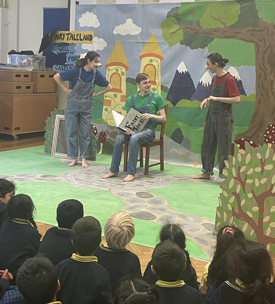 A fantastic afternoon of panto fun for years 1,2,3,5, 6 and galaxy from the hobgoblin theatre company today!