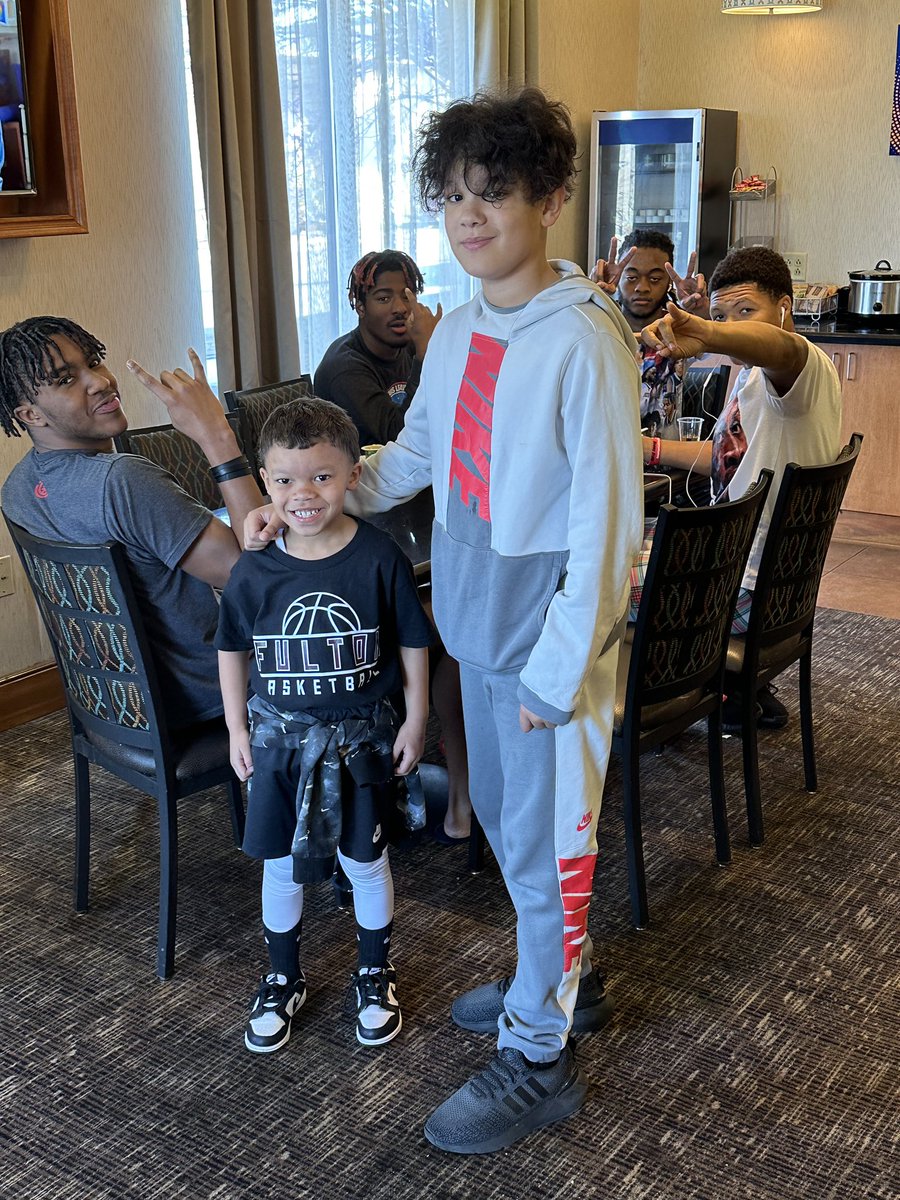 _hannahbreann's tweet photo. Jaidyn &amp; Landon chillin with the big guys for breakfast in Murfreesboro 💪🏽 @FultonBBall https://t.co/ELc6XINJ2B
