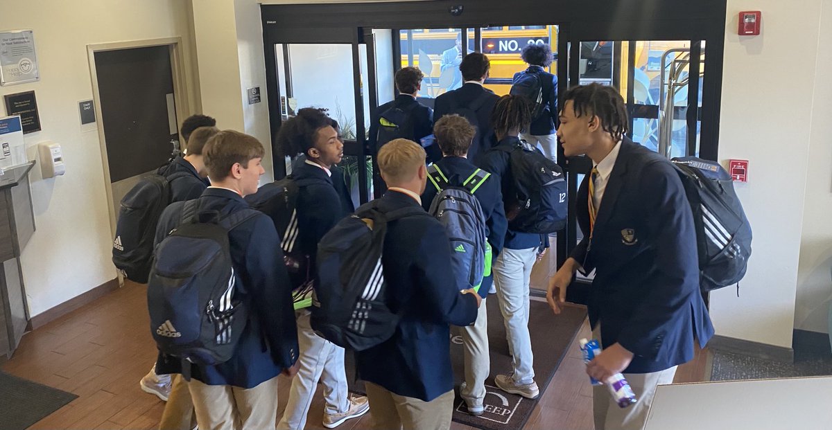 etownathletics's tweet photo. 🏀 Business Trip.  #gobigE https://t.co/WsBuc4xmVV