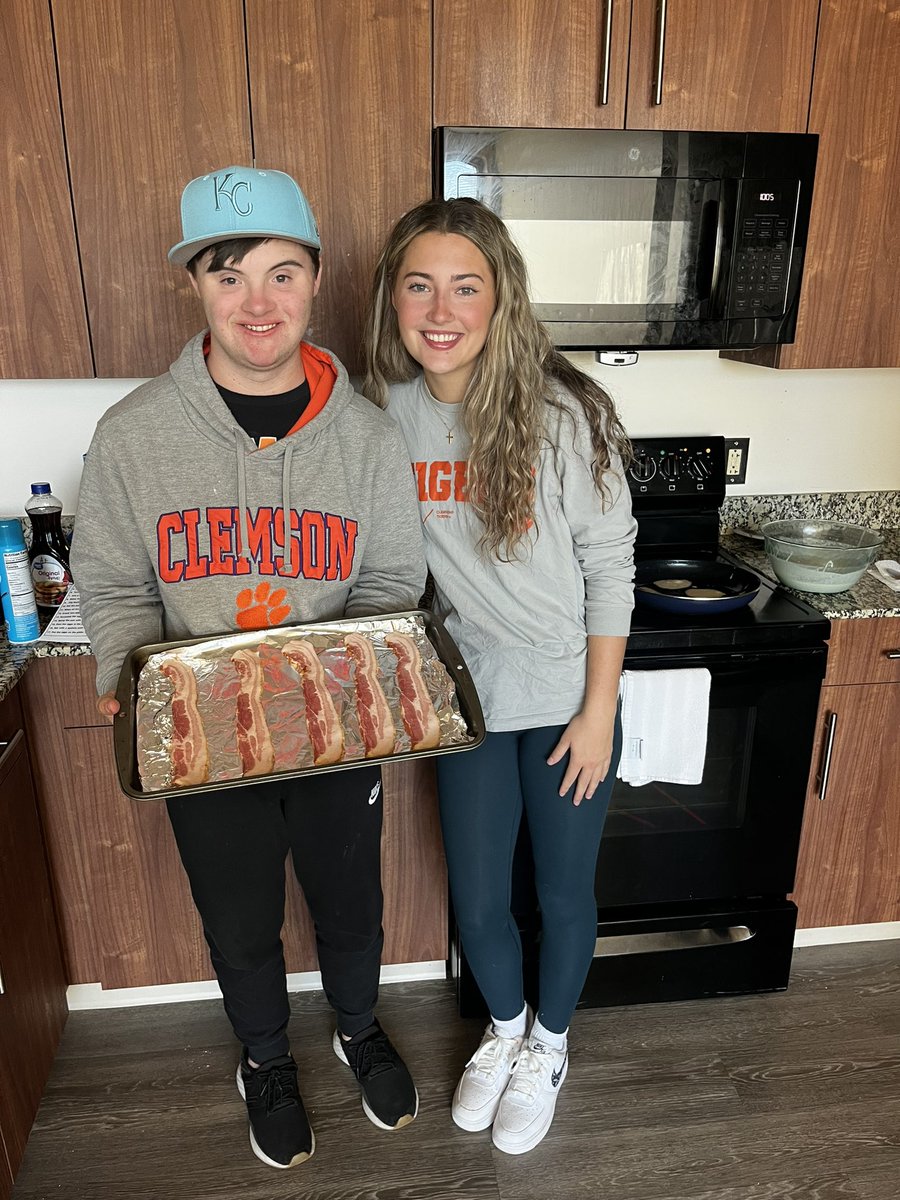 Austin made 🥞🍳🥓 in class this morning with one of our Clemson Athletics UPIC interns, Sydney!