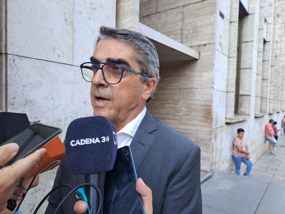 HernanFunes's tweet photo. Abierto desafío: llegó el senador Traferri al acto de la Corte en Tribunales. Ataca a los fiscales que lo quieren imputar: "Schiappa Pietra y Edery eran la pata judicial de Sain en el espionaje ilegal. Con el tiempo se va a saber", dice. Vía @MumiYadanza en @Cadena3_Rosario. https://t.co/1MZaiSUUMb