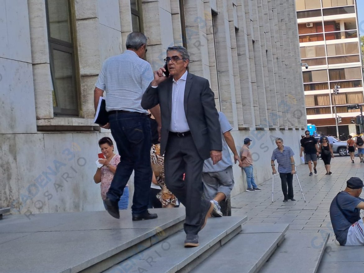 HernanFunes's tweet photo. Abierto desafío: llegó el senador Traferri al acto de la Corte en Tribunales. Ataca a los fiscales que lo quieren imputar: "Schiappa Pietra y Edery eran la pata judicial de Sain en el espionaje ilegal. Con el tiempo se va a saber", dice. Vía @MumiYadanza en @Cadena3_Rosario. https://t.co/1MZaiSUUMb