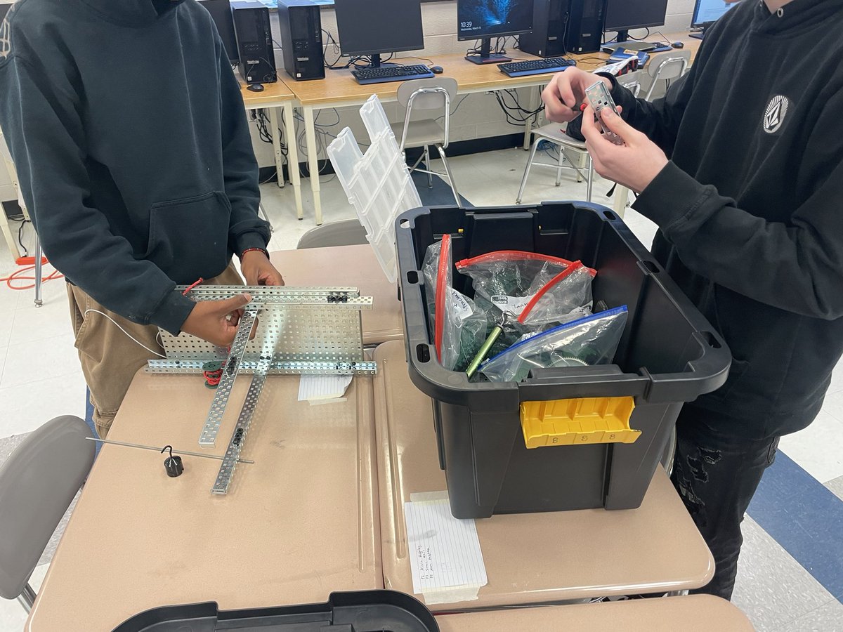 CromaBoo's tweet photo. @eastwakehs Students learning about hydrogen fuel cells today in Mr. Fister’s Principles of Engineering class. They’ll be attaching the fuel cells to the cars that they are building in collaborative teams. https://t.co/nAK9f79GzA