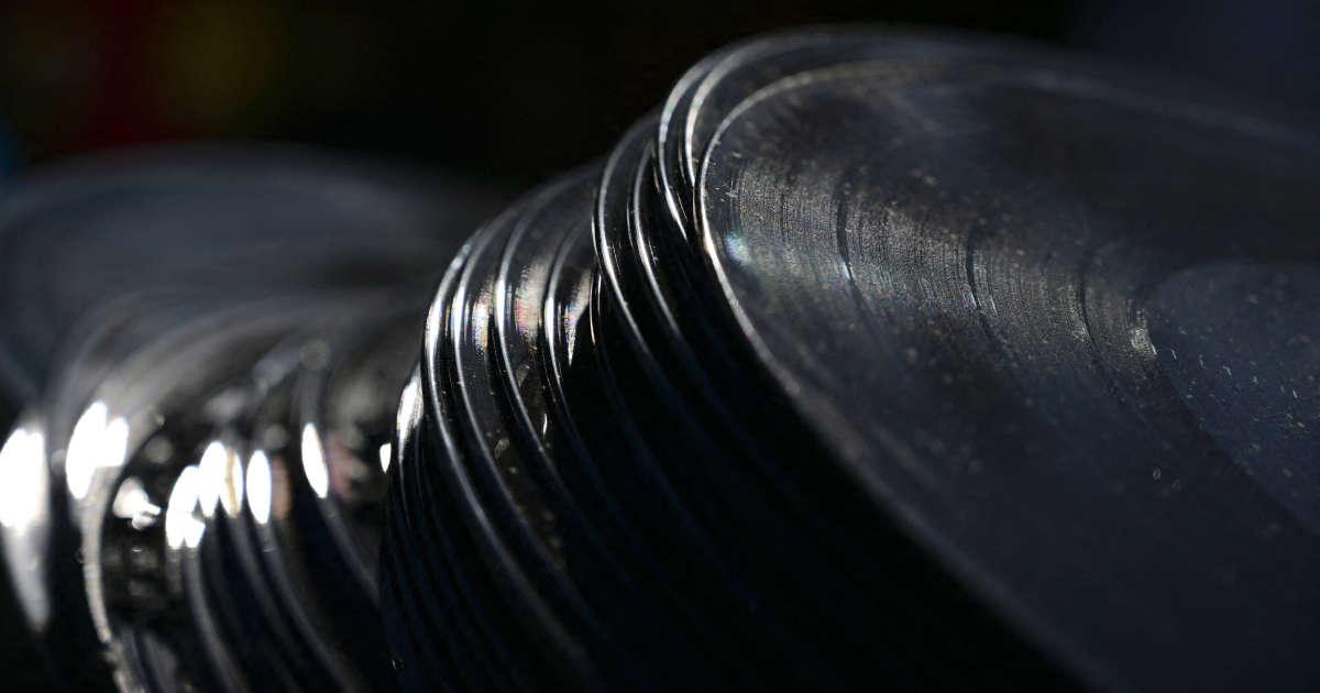 Telerama's tweet photo. Le vinyle est-il devenu un objet de merchandising comme un autre ?

Alors que les ventes de vinyles dépassent celles du CD aux États-Unis, Metallica, mastodonte du metal, s’est porté acquéreur d’une usine de pressage. 

https://t.co/NU8SEPJgK2
Par @HCassavetti https://t.co/N7v6oWGjhj