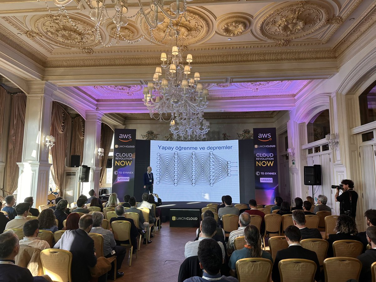 limoncloud's tweet photo. Etkinliğimizi Prof. Dr. @say_cem ’ın yapay zeka ve bulut teknolojilerinin felaketleri nasıl önleyebileceği hakkındaki kıymetli deneyimleri aktardığı sunumu ile sonlandırıyoruz. #limoncloud #aws #cloudrevolutionnow https://t.co/jiBI5bXZ2G