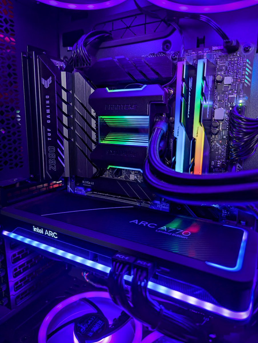CLXGaming's tweet photo. 🔵🟣🚨PC GIVEAWAY🚨🟣🔵

We teamed up with @IntelGaming @LogitechG and @PhanteksUSA this month to give you a chance to win a CLX Set PC and @LogitechG bundle!

🟣LIKE 
🔵RETWEET 
⚫️TAG A FRIEND 

Enter to win:
https://t.co/lFyXg8x6qc 

#CLXGaming #evokethegods #CLXSet https://t.co/9cfVQ3CkTN
