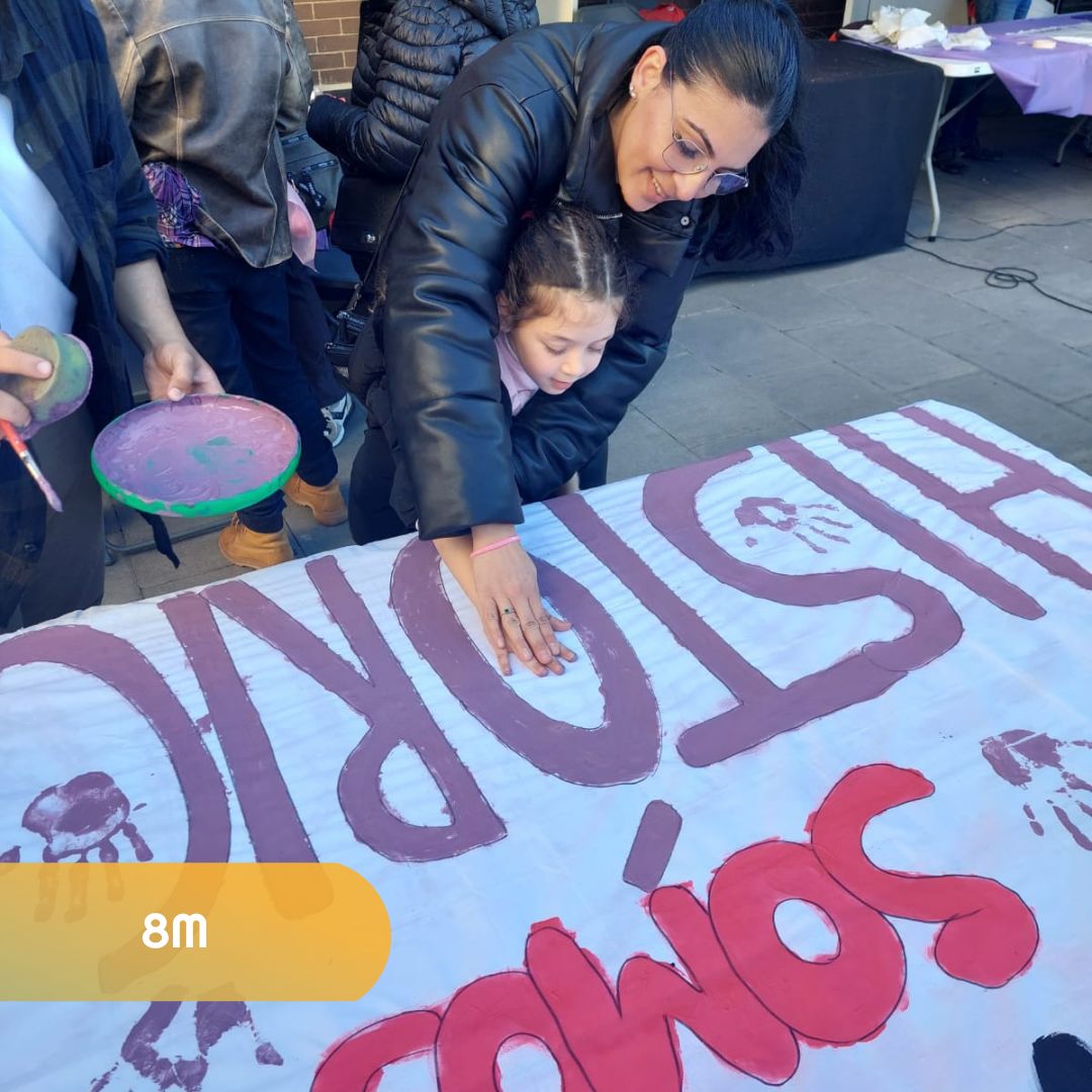 EspaiJoveLaMina's tweet photo. 🟪El dijous passat, vam celebrar en comunitat el dia de la dona en el qual vam fer diverses activitats per a reivindicar aquest dia.🟪

Vam gaudir entre d'altres d'una classe de body combat, diverses manualitats i una encesa d'espelmes per commemorar el 8M.

La lluita continua!✊🏻 https://t.co/UkDi34ZbLQ