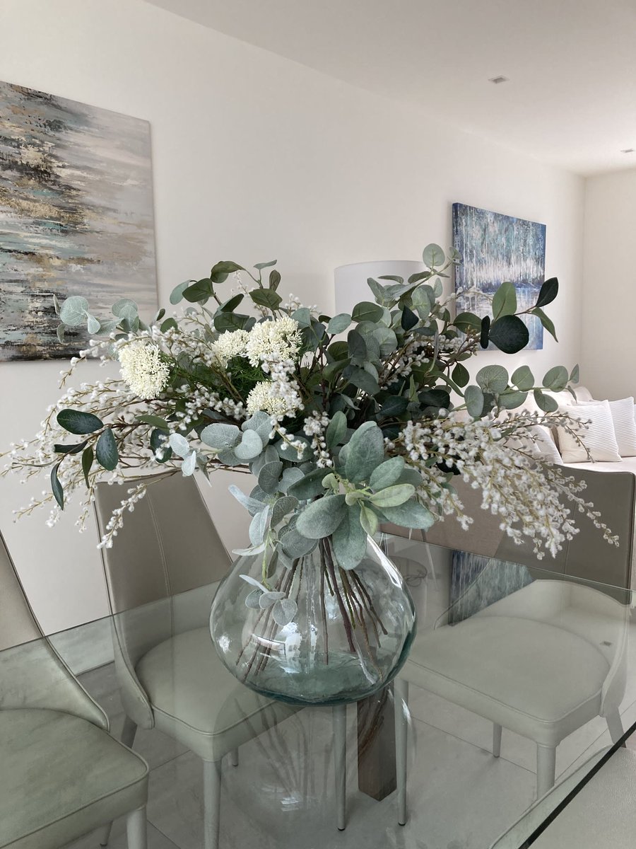 RobinsonStn's tweet photo. A statement vase filled with fresh green and white foliage adds an instant splash of spring to any room - an excellent way of adding style when selling a property!
#sellmyproperty #stylishinteriors #propertystaging https://t.co/IgmTNEUbZq