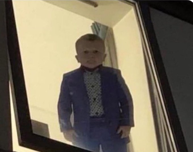 yo con 6 años mirando a mi madre desde la cúpula del parque del mcdonald’s