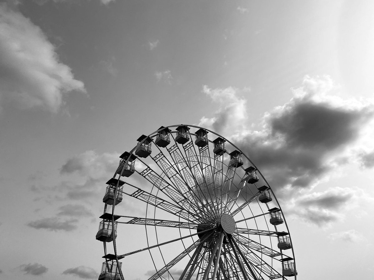 footydad's tweet image. Lovely walk along Southend sea front this morning #Southend #essex #adventureisland #blackandwhitephoto #shotoniphone @Adv_Island