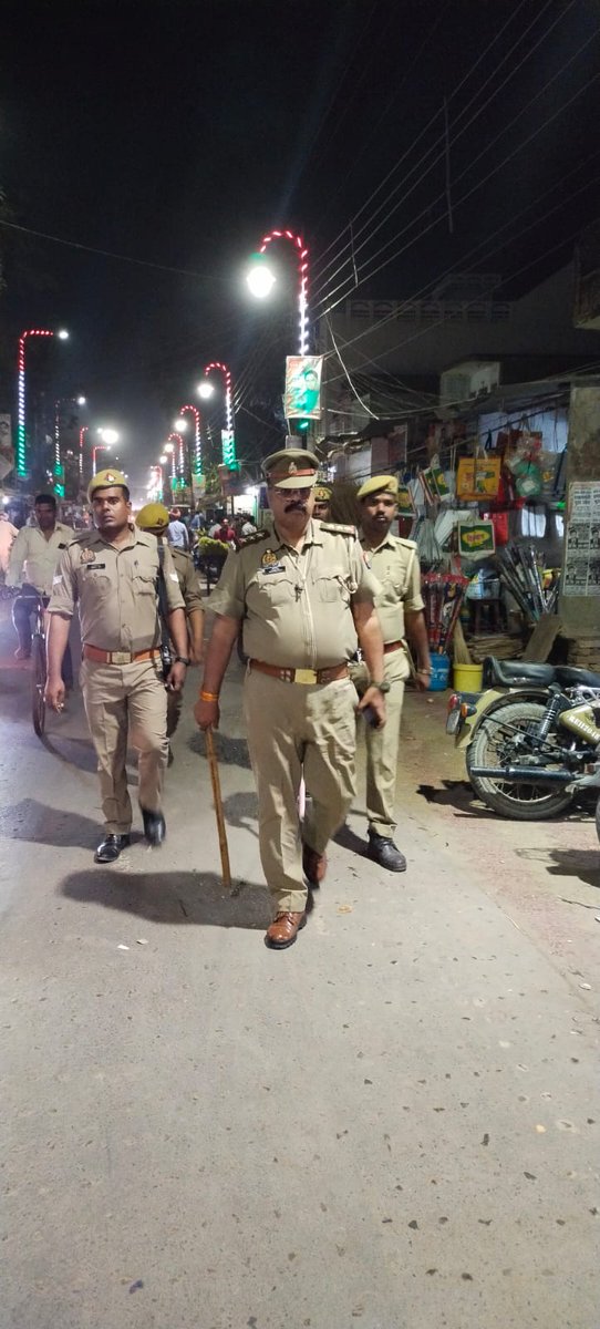 #SPBallia श्री राजकरन नय्यर के निर्देशन में सुरक्षा एवं शांति व्यवस्था के दृष्टिगत  #थाना_उभांव पुलिस द्वारा पैदल गस्त कर आमजन को सुरक्षा व्यवस्था का एहसास दिलाया गया ।
#UPPolice 
#BalliaPolice   #बलिया  #Ballia