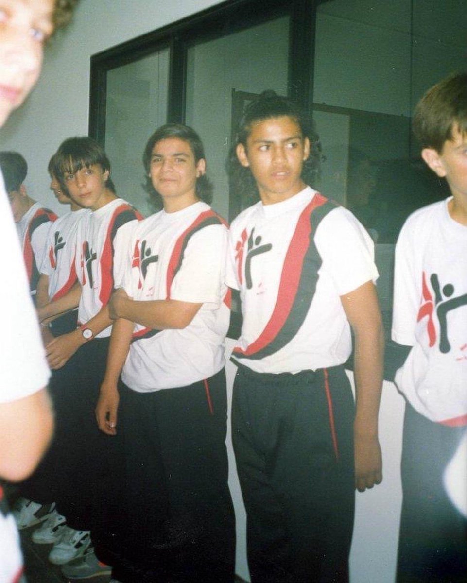 cheloazulay's tweet photo. 30 años hoy . Marzo de 1993, primera camada CIENOB( complejo integral educativo Newell’s old boys.
Primer dia de clase , llegò de sorpresa el abanderado.
@Newells @exalumnoscienob #cienob #Newells https://t.co/nKbxYb5CV6