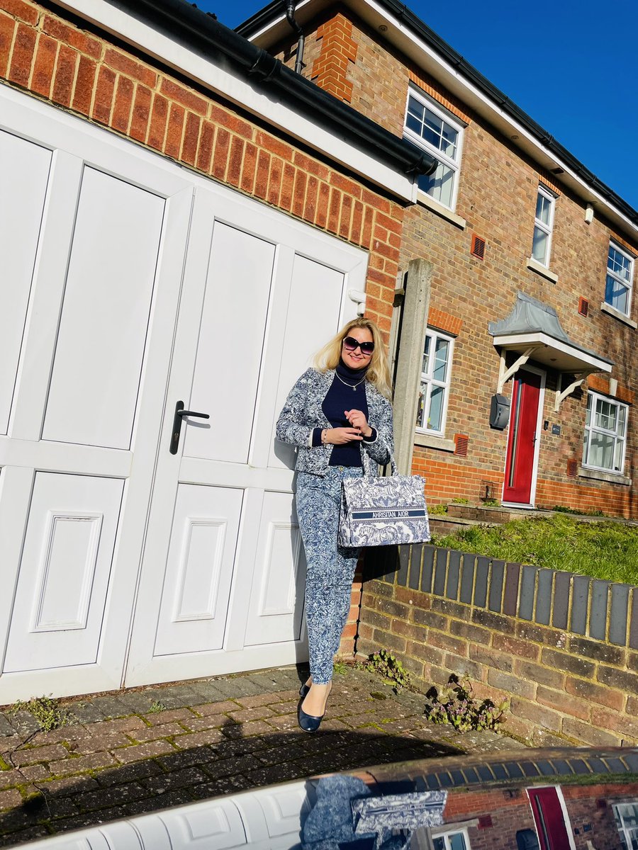 slallu1's tweet photo. Good Wednesday to you. The weather is kind with us   today partially sunny… happy Wednesday.
.
.
.
.
.
#blue #fashion #fashionblogger #moda #followmore https://t.co/T6xUg9PeY2