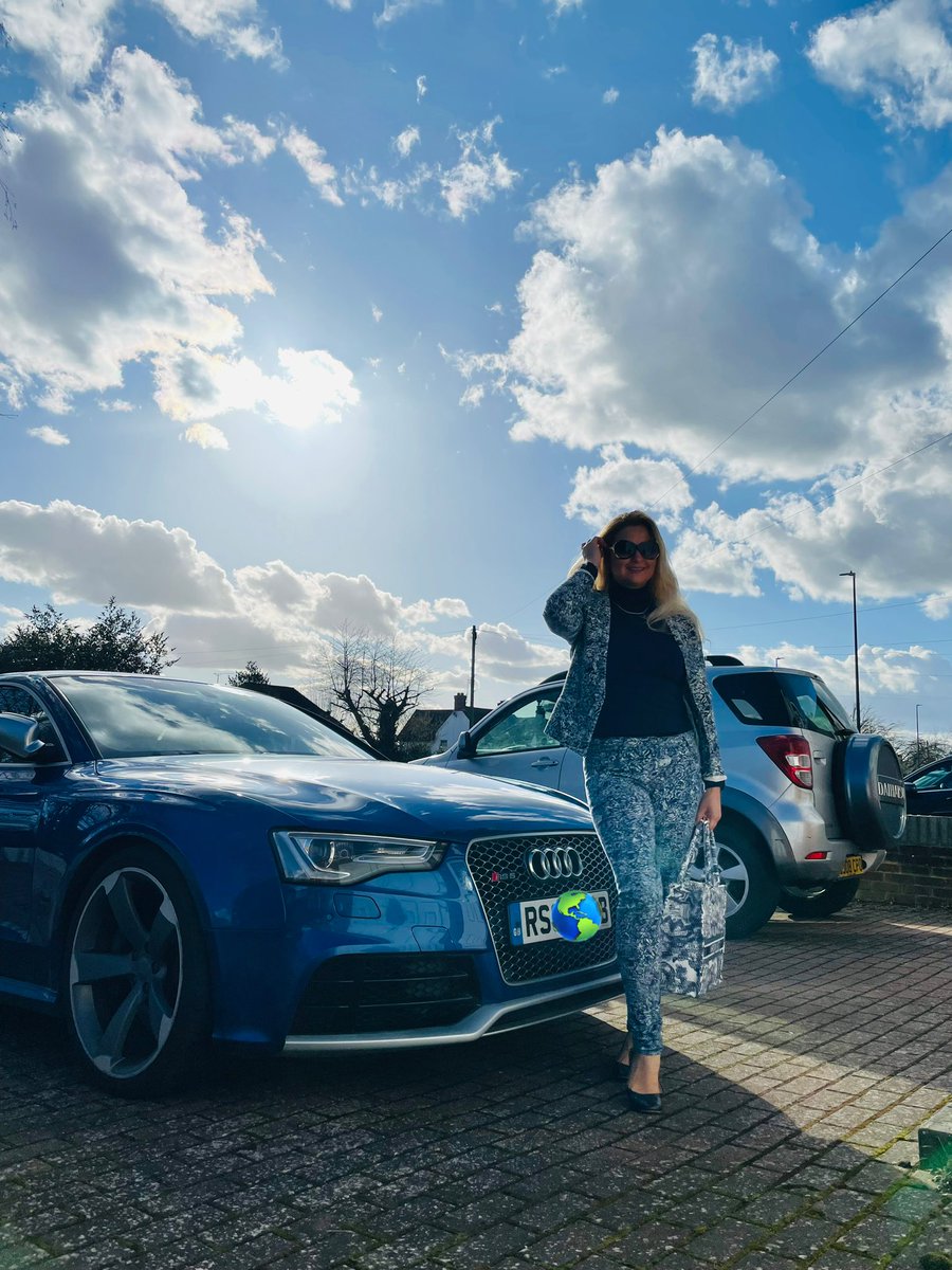 slallu1's tweet photo. Good Wednesday to you. The weather is kind with us   today partially sunny… happy Wednesday.
.
.
.
.
.
#blue #fashion #fashionblogger #moda #followmore https://t.co/T6xUg9PeY2