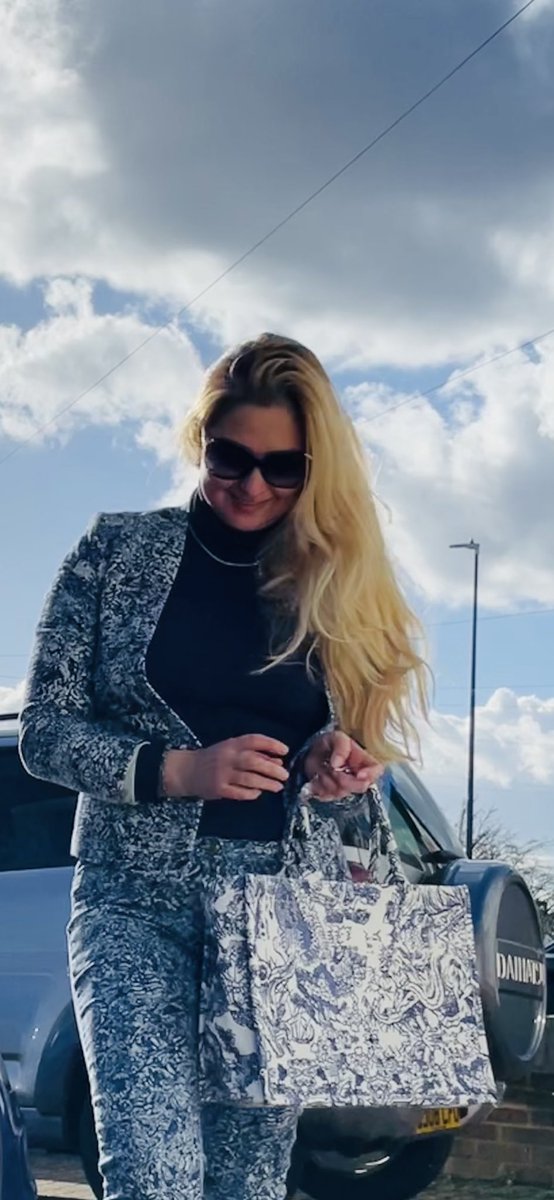 slallu1's tweet photo. Good Wednesday to you. The weather is kind with us   today partially sunny… happy Wednesday.
.
.
.
.
.
#blue #fashion #fashionblogger #moda #followmore https://t.co/T6xUg9PeY2