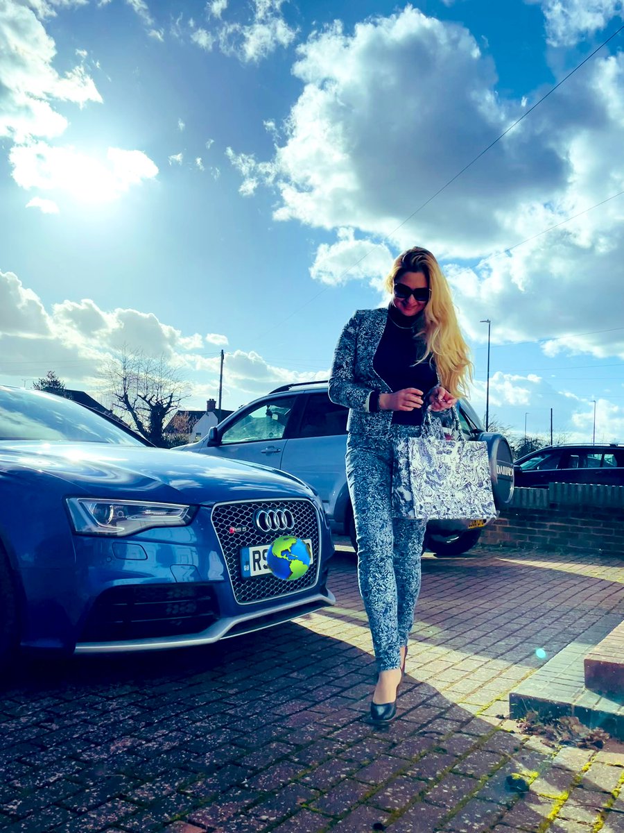 slallu1's tweet photo. Good Wednesday to you. The weather is kind with us   today partially sunny… happy Wednesday.
.
.
.
.
.
#blue #fashion #fashionblogger #moda #followmore https://t.co/T6xUg9PeY2