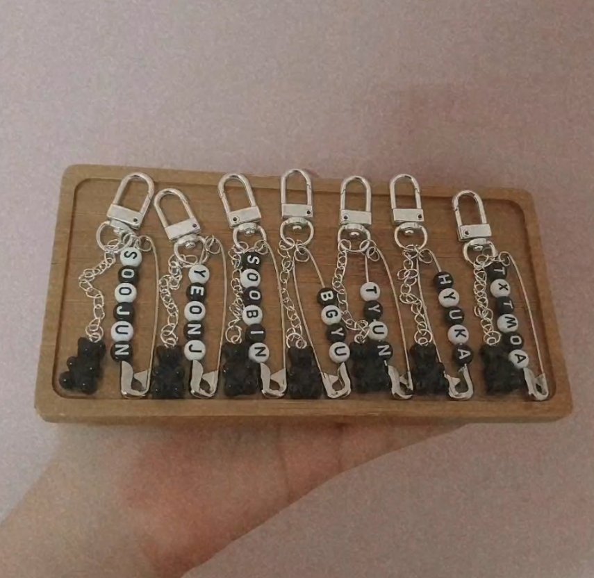 IneffableLuv_'s tweet photo. 🐰🦊🐻🐿🐧
Member/TXT×MOA keychain

🐰🦊
Soojun keychain + 2 Photocards + 2 Stickers
‼️THIS SET FOR SOOBJUNIST ONLY‼️

☁️ Retweet to get
⚠️ Very limited quantity for each design
❤ Others will get only soobjun photocards and stickers

#TXTinSG #TXTinSingapore #ASMinSG #pasartxt https://t.co/WhemXxiD0R