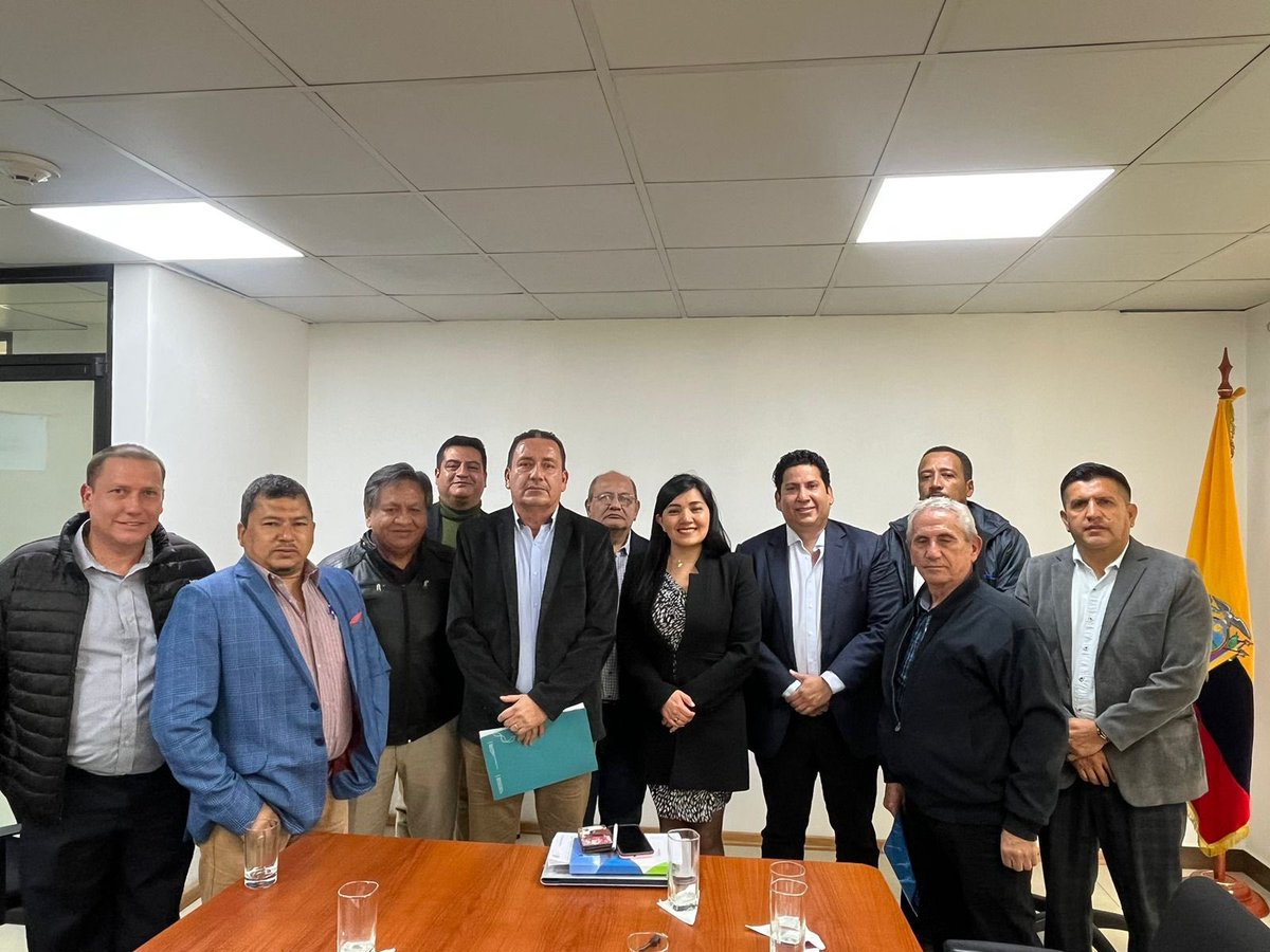 GomezlRichard's tweet photo. Nos reunimos con la Viceministra de Electricidad y el Presidente de la #EMCO junto con los dirigentes del sector eléctrico como #FEDELEC y #FENAJUEL donde nos planteamos los problemas de todos las empresas eléctricas específicamente en los ámbitos laborales y productivos. 1/2 https://t.co/gQDpH1AELj