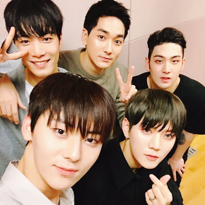 NuestClown's tweet photo. ปีแรกที่ไม่มี เรา5คน ร่วมกัน ผ่านไปแล้ว ..
แต่ในใจเรายังมีกันและกั���เสมอ..
คิดถึงมากๆ ..
ยินดีกับ ปีที่ 11 และขอให้พรุ่งนี้ก็ยังตื่นมาเจอแต่เรื่องดีๆ ..
🐢 🌸 🐶 🌸 🐯 🌸 🦊 🌸 🐰
#뉴이스트_데뷔11주년_축하해
#NUEST_11th_Anniversary
#NUEST_11TH_SPRING https://t.co/YBpc2Nz7Q5