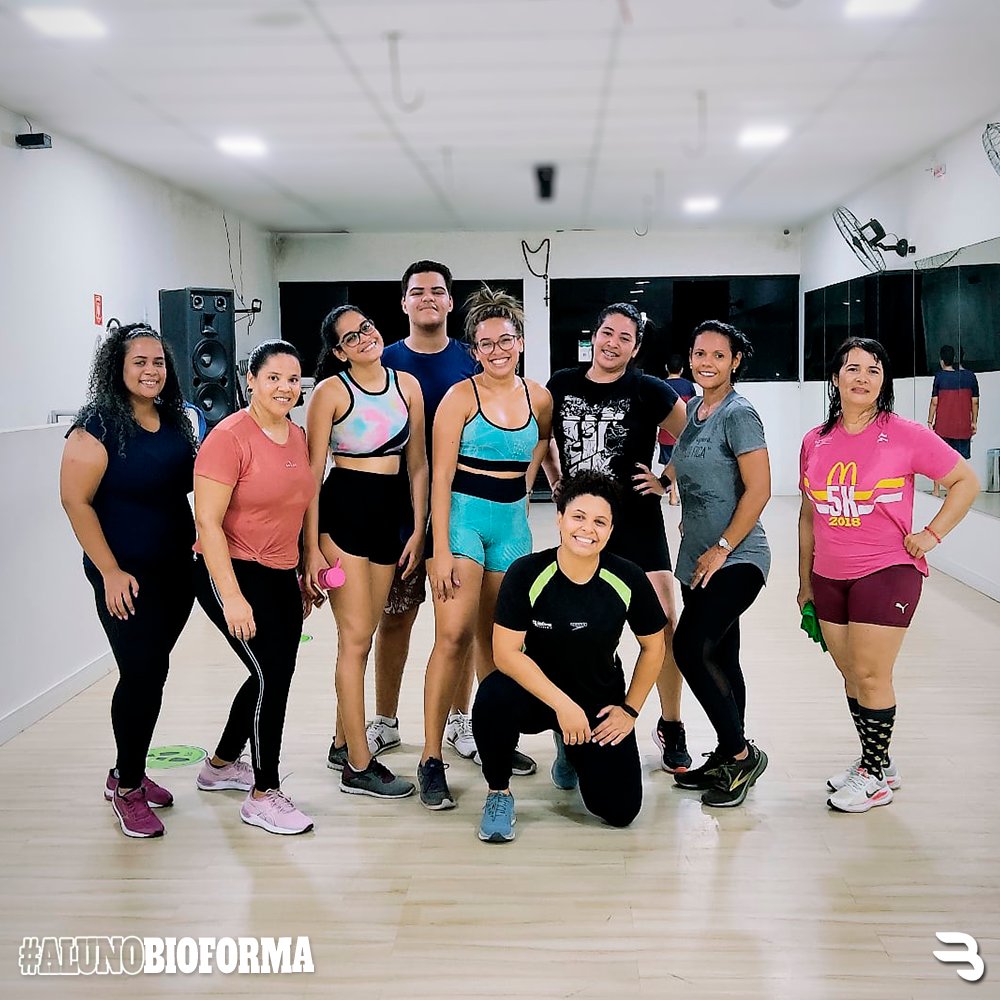 bioforma_acad's tweet image. A turma do #BodyStep passando para te lembrar que hoje tem aula, a partir das 18h40. Agende sua aula pelo nosso aplicativo!💪

#Bioforma #AcademiaBioforma #treino #saude #AlunoBioforma #step