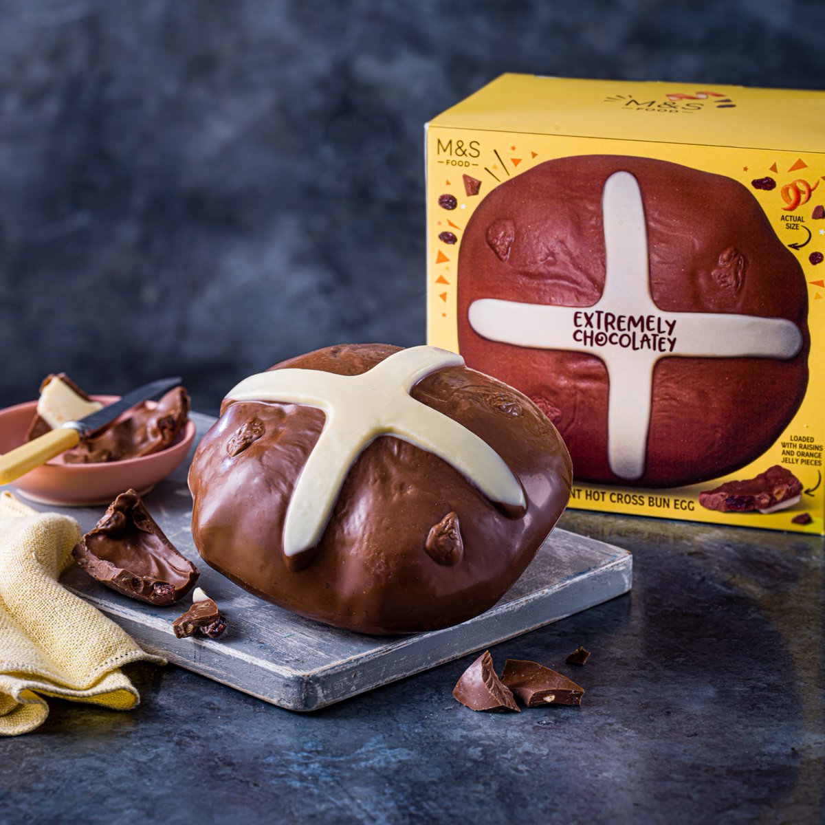 marksandspencer's tweet photo. Our extremely chocolatey hot cross bun egg is made with milk chocolate flavoured with our signature M&amp;S hot cross bun spice, and loaded with raisins and orange-flavoured jelly nuggets. 🤤 Find our full Easter range in the Foodhall now! https://t.co/TM22M5V5S5