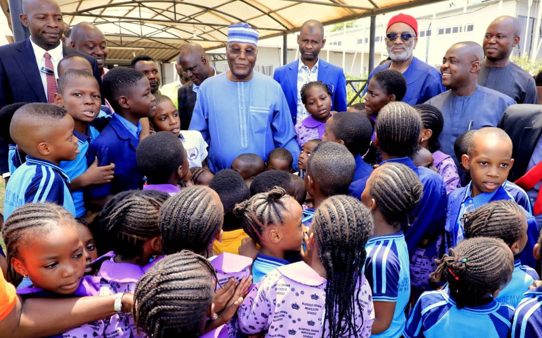 atiku's tweet photo. I was heading to my flight en route to Yola, but my young friends who had come to the airport on an excursion had other plans 😄. -AA https://t.co/1S96eklzMN