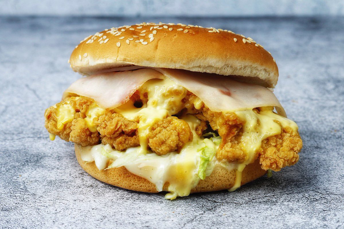 TheBigBangBosh's tweet photo. Who wouldn’t want to take a bite out of that. Come and try our new chicken burger 🍔!! #chickenburger #chicken #burgers https://t.co/cowL1whWMR