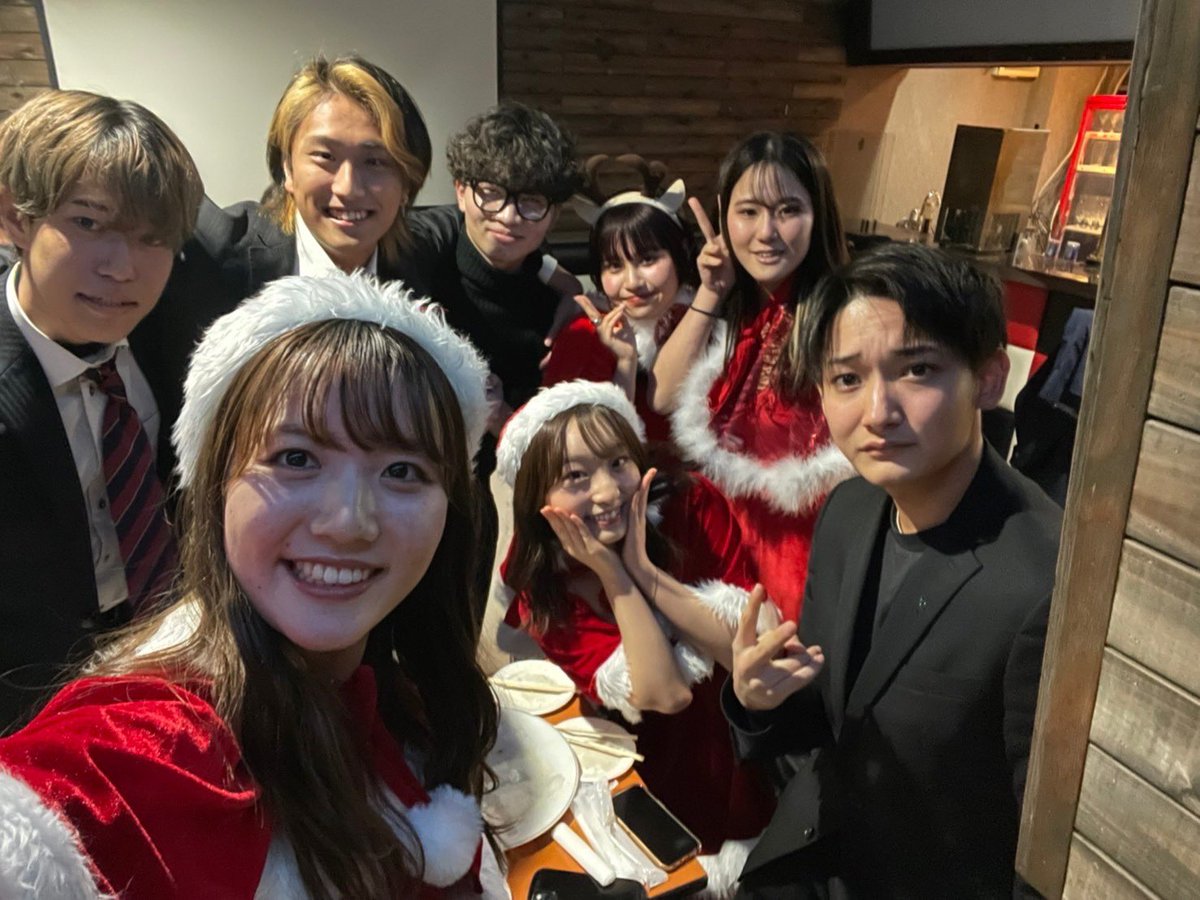 keioseikyo's tweet photo. 【イベント紹介】　冬

12月には生協のみんなでクリパをします！
男子はスーツ姿、女子はサンタコスで
参加します🔥🔥
もちろん豪華景品も◎
生協に入るみんなはサンタコスも
スーツも用意しておいて下さいね🥰🥰

#春から慶應　#慶應新歓　#慶應サークル
#春からSFC https://t.co/DJ6soGxGuy