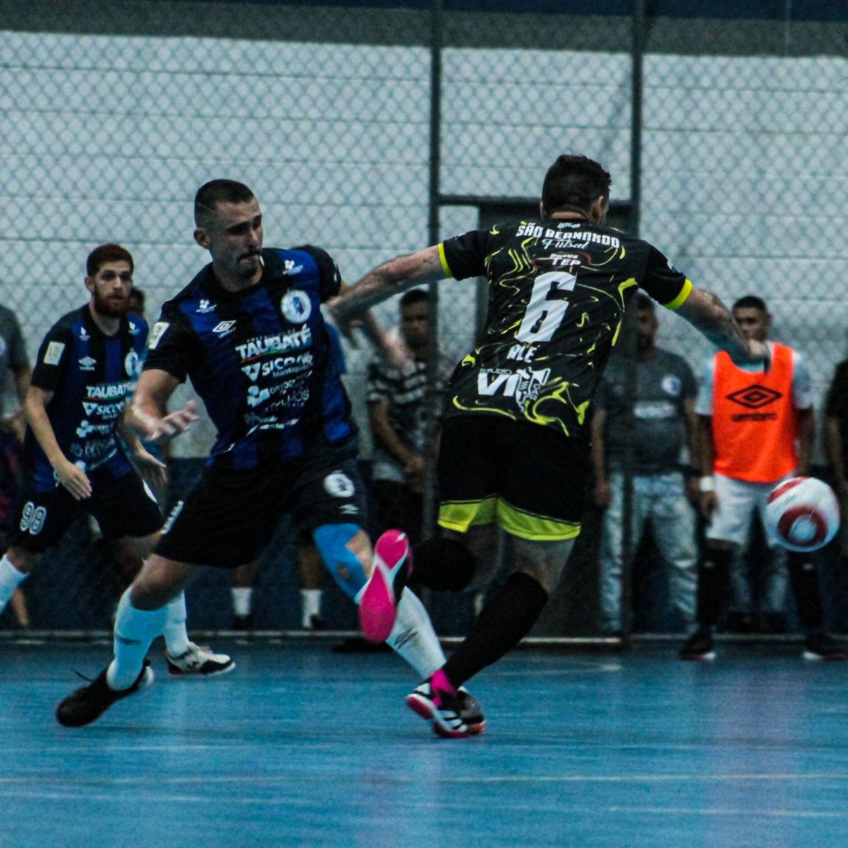 taubatefutsal's tweet photo. 📸OLHA A FOTO!
A vitória do Taubaté Umbro Futsal na estreia da Copa da LPF, pelas lentes do @_VictorConsoli_
#TaubatéFutsal #Umbro #Futsal #VaiTaubaté #CopadaLPF https://t.co/dLfL8Td6wR