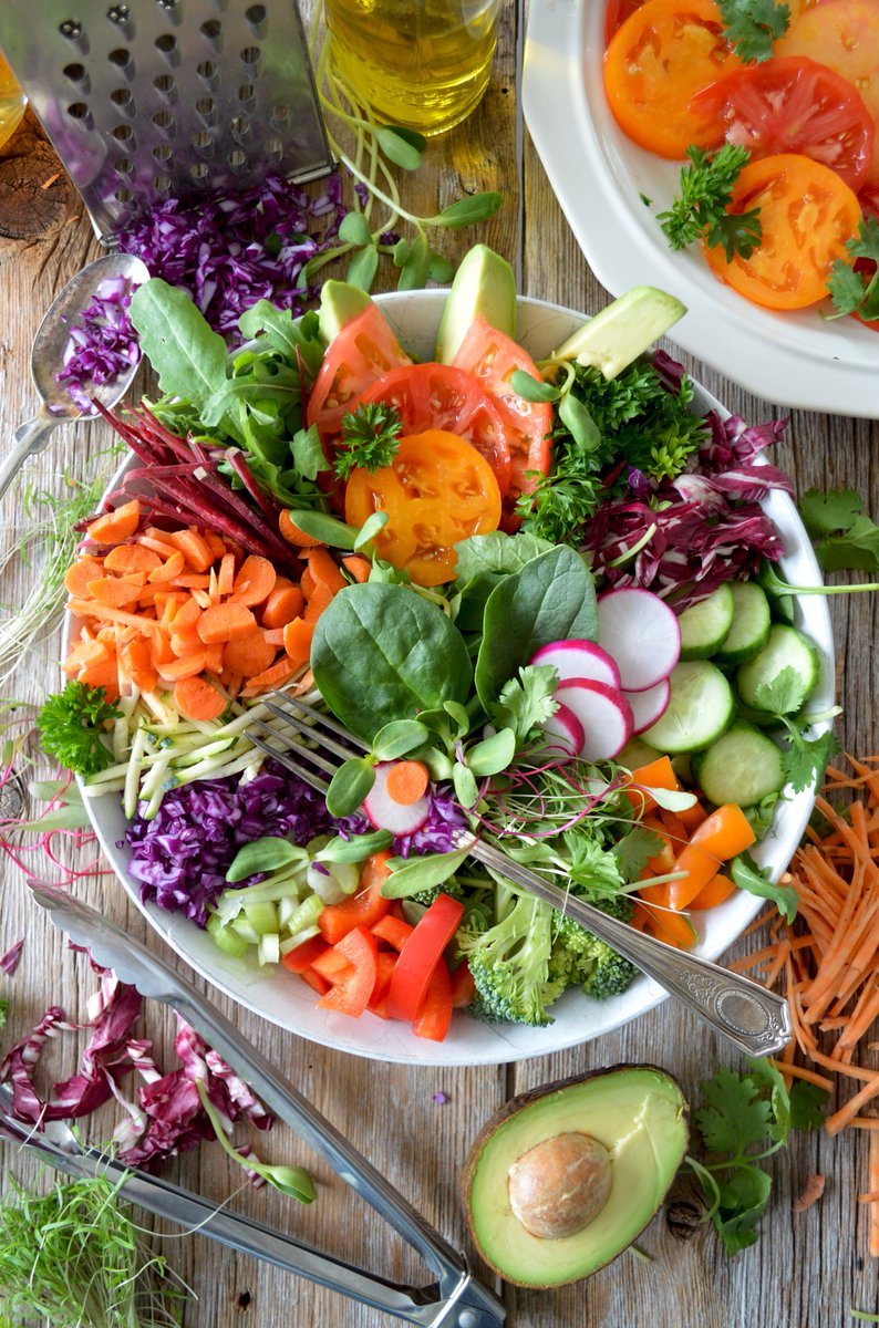 vegetariersbond's tweet photo. Vandaag pleiten wij voor een gezonde - hoofdzakelijk plantaardige - #schoolkantine. Dat zou een geweldige verbetering zijn van de #volksgezondheid en #voedseleducatie.
Blootstelling aan een gezonde kantine ipv een vol fastfood en snoep helpt scholieren met een betere standaard. https://t.co/weXgzfOaaP