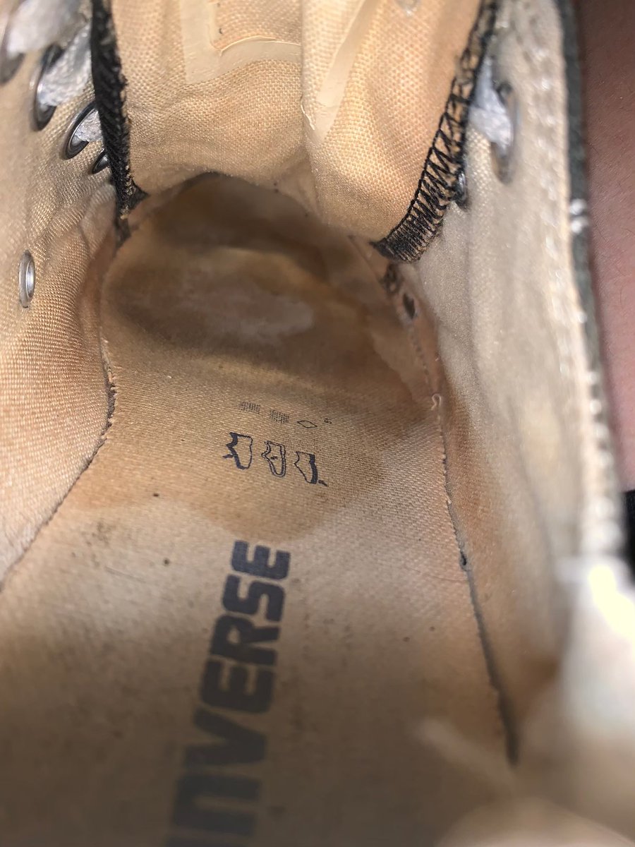 這是我鄰居女兒的帆布鞋
幾乎是每天下班 射一發
黃黃 白白的才是洨痕跡

跟下雨天鞋子進水的水漬完全不同
我射鞋癖好15年多了
還不至於沒品 還賣我射過的鞋⋯
真的射鞋老手聞一下味道就知道

😊😊😊