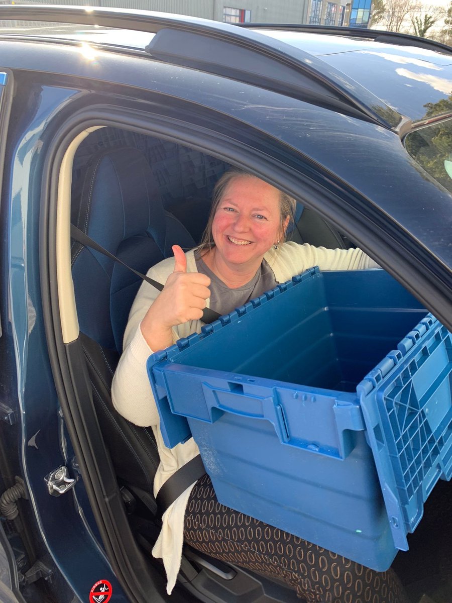 Vandaag staat het hele team van #Procura klaar om de #verkiezingen zorgeloos te laten verlopen. Zo sprongen we in de auto om materialen persoonlijk af te leveren bij #gemeenten #service #zorgelozeverkiezingen #psws23 #elkestemtelt #verkiezing