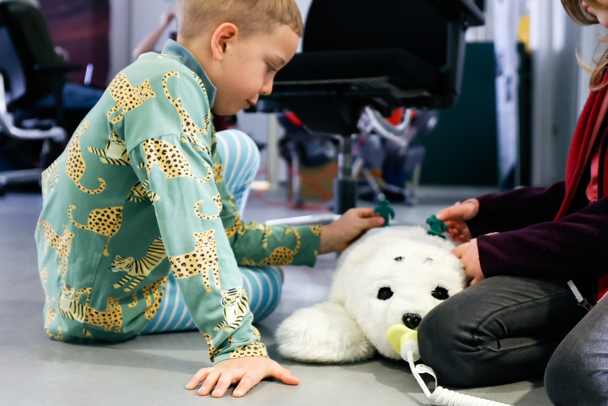 FZI_official's tweet photo. Mit Spot, Paro und HoLLiE auf Tuchfühlung: Heute konnte eine Gruppe von 5-6jährigen Kids im FZI Living Lab Service #Robotics mit stellvertretendem FZI-Abteilungsleiter Georg Heppner die Bekanntschaft von Laufroboter Spot, der Roboter-Robbe Paro und #Serviceroboter HoLLiE machen. https://t.co/fiBSh5qa7o