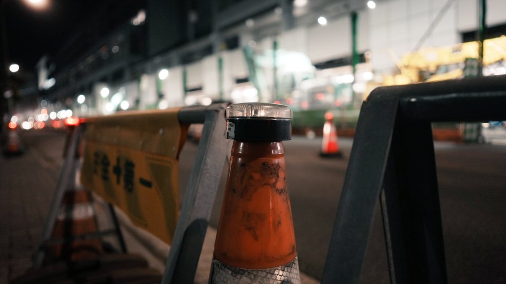 sunaba_sandbox's tweet photo. しごおわ途中下車して #7siii 試し撮り。サムヤンのパンケーキ、F2.8で夜でも全く手ブレしない、輝度混在しても白飛び黒潰れしないしAF早いしバケモノすぎる！はじめて7s使った時みたいな感動が。やっぱり7s楽しい🥳
しかし電池凄い減るが!?　予備バッテリー2個いる気がする。 https://t.co/edyEmc9IiP