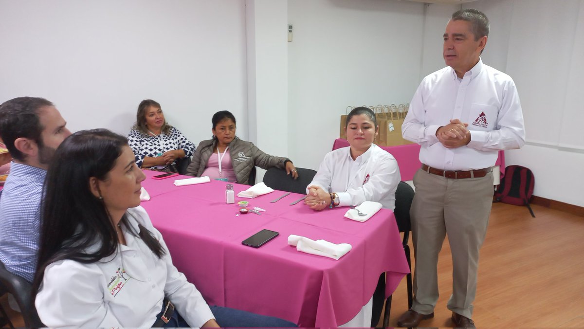FNC_Risaralda's tweet photo. ☕️🌹✅️ #AEstaHora se realiza el "Encuentro de liderazgo de mujeres cafeteras de Risaralda", con 5️⃣0️⃣ caficultoras del departamento.
#Cafeteros #Risaralda #Café #RisaraldaCafetero #TomoCaféDeRisaralda #FNCRisaralda #Mujeres #MujerCafetera https://t.co/Y1eKX4vMug
