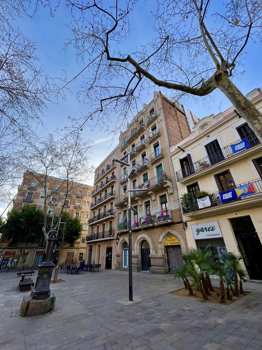 Bcnsingular's tweet image. La meva estimada plaça. Feliç dia de #SantaMadrona! (pl. Santa Madrona #Poblesec)