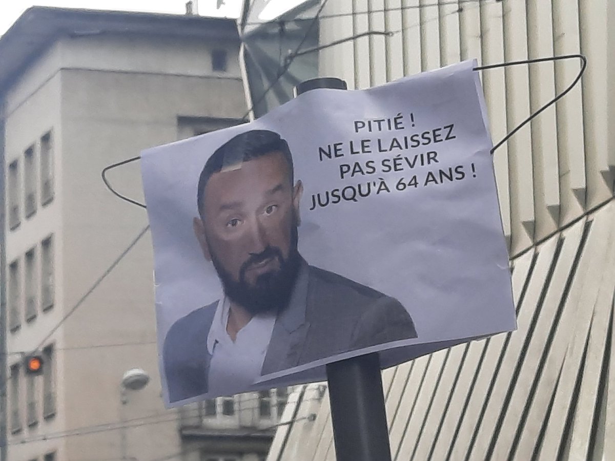 OliviaPopeFr's tweet image. Ils sont rigolos les manifestants à Strasbourg. 🤣 
#Hanouna #TouchePasASophiaAram #manif15mars #TPMP