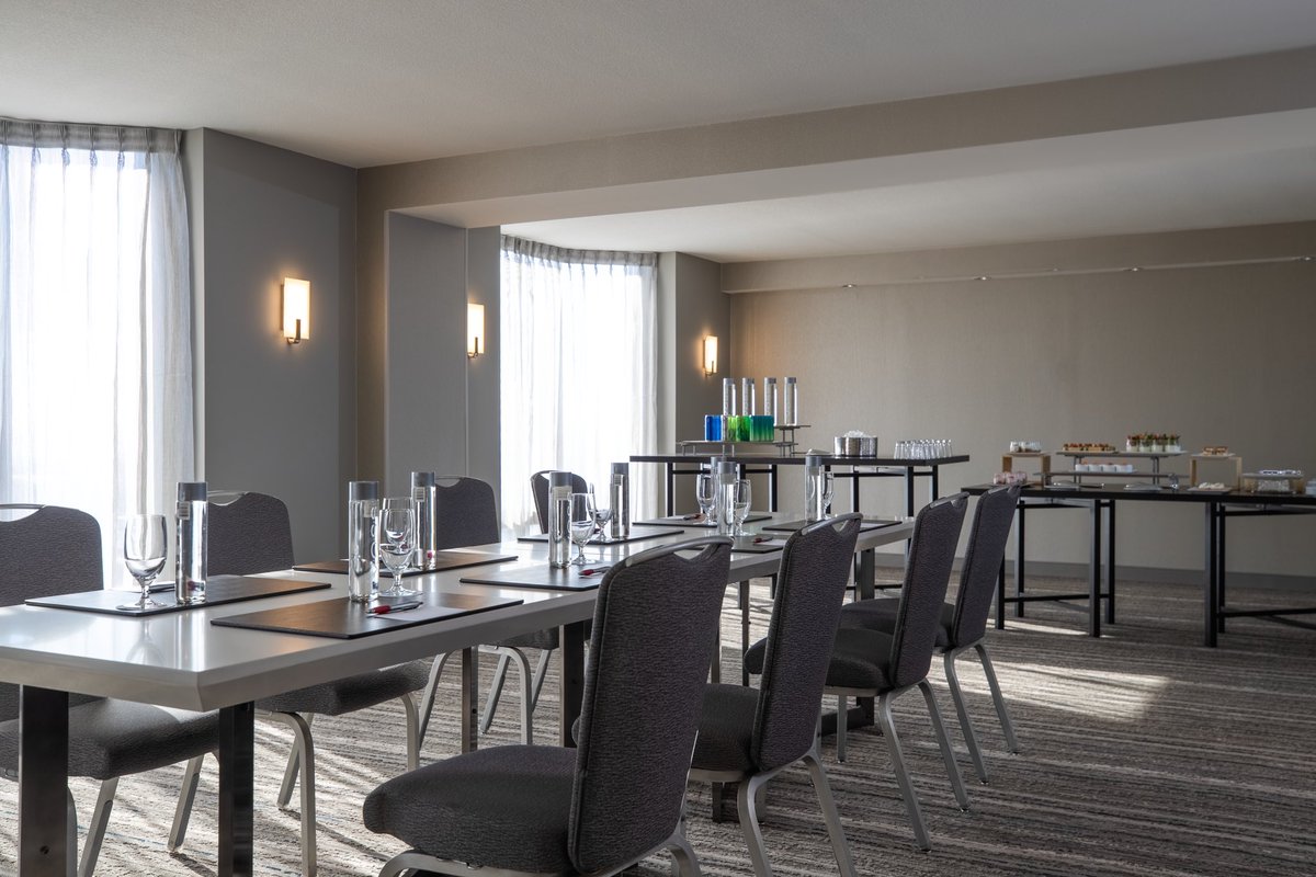 We’ll take meeting rooms with these views any day. 😍Equipped to take care of your technological needs and spacious enough to accommodate your team - ask us about our meeting spaces when planning for business.