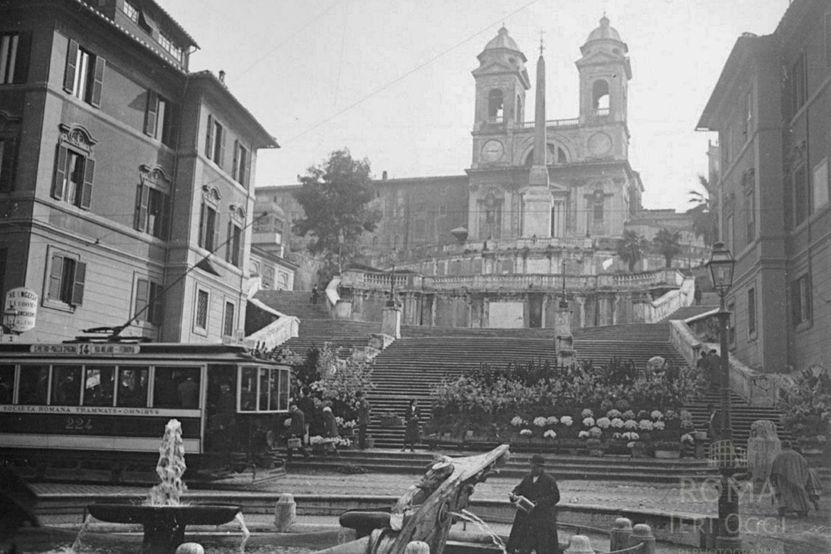 Piazza di Spagna (1911) Immagine onirica, il tram n. 14 che passa dietro alla Barcaccia, l’uomo con la bottiglia che prende l’acqua, i fiorai sulla scalinata e poca gente in giro. Davvero un sogno. #roma #zoom #piazzadispagna romaierioggi.it/piazza-di-spag…